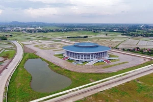 Nhà thi đấu thể thao tỉnh Hà Nam được đầu tư xây dựng hơn 1.000 tỷ đồng nằm trơ trọi giữa cánh đồng với rất ít hoạt động trong ba năm qua. Ảnh: LÊ HIẾU