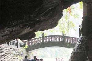 Nhiều hang động chạy xuyên qua những dãy núi sừng sững.