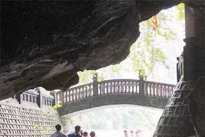 Nhiều hang động chạy xuyên qua những dãy núi sừng sững.