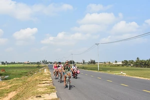 Người nước ngoài thích đạp xe, ngắm cánh đồng.