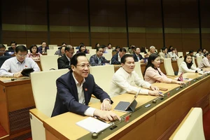 Đoàn đại biểu Quốc hội tỉnh Thanh Hóa tham gia biểu quyết, sáng 20-11.