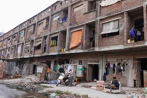 Những dãy nhà hoang là nơi tá túc lý tưởng của nhiều người. Ảnh: MAI KHANH