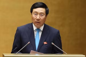 Phó Thủ tướng Phạm Bình Minh thay mặt Chính phủ trả lời chất vấn đại biểu Quốc hội sáng 6-6.