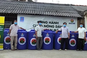 Đạm Cà Mau trao tặng bồn nước cho người dân vùng hạn hán.