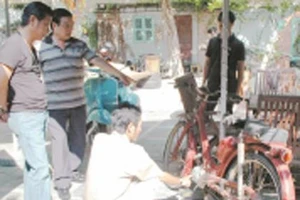 Khách hàng đang xem một chiếc xe cổ sản xuất từ thập niên 30-40 của thế kỷ trước.