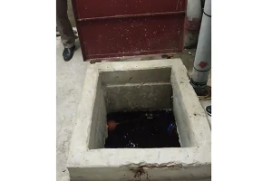 Bể nước đầu nguồn tòa nhà HH1B, khu chung cư HH Linh Đàm, phường Hoàng Liệt, quận Hoàng Mai, Hà Nội, được lấy mẫu xét nghiệm.