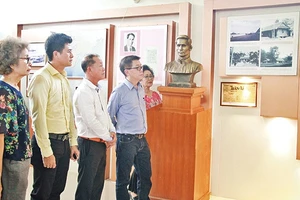 Ông Hồ Văn Lâm (thứ tư, từ trái qua) cùng bà con kiều bào đến thăm Khu tưởng niệm Chủ tịch Hồ Chí Minh ở tỉnh Udon Thani.