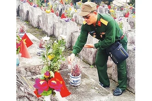 Mỗi khi có dịp, ông Vũ Văn Cảnh lại lên thắp hương cho đồng đội tại Nghĩa trang liệt sĩ Vị Xuyên (Hà Giang).