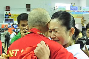 “Nữ hoàng kata” bật khóc sau khi giành tấm HCV SEA Games.