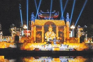 Tiền môn của ngôi đền trở thành "phông" biểu diễn nghệ thuật laze