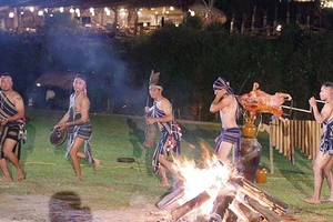 Lửa trại ở bản Cù Lần.