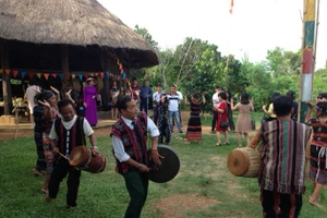 “Hát về Người” – hoạt động tháng 5 tại Làng Văn hóa