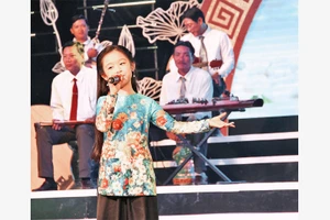 Bảo Ngọc, đại sứ hình ảnh của festival đờn ca tài tử trình diễn bài hát "Lý chim xanh".