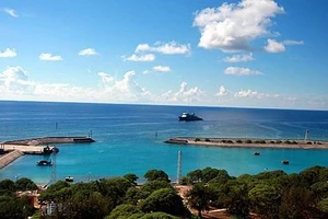 Âu tàu đảo Song Tử Tây nhìn từ trên cao.