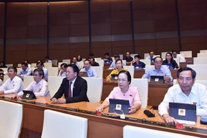 Đoàn đại biểu Quốc hội TP Hải Phòng tham gia biểu quyết, chiều 12-11.