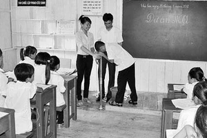 Hướng dẫn kiểm tra độ ô nhiễm của nước tại điểm trường Cửa Vạn (Trường THCS Hùng Thắng, TP Hạ Long, Quảng Ninh).