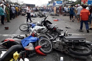 Hiện trường vụ tai nạn giao thông thảm khốc xe container đâm hàng loạt xe máy tại Long An.