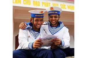 Chiến sĩ Hải quân đọc thư gửi từ đất liền. Ảnh: TRẦN THÀNH