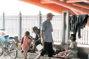 Một số người dân vô tư kê giường sống ngay bên bờ kênh.