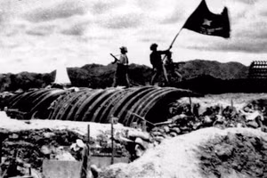 17 giờ 30 ngày 7-5-1954, bộ đội Việt Nam vẫy lá cờ chiến thắng trên nóc hầm của chỉ huy lực lượng Pháp, tướng De Castries.