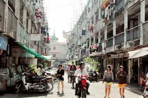 Một chung cư trên đường Trần Hưng Ðạo xuống cấp nghiêm trọng.