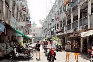 Một chung cư trên đường Trần Hưng Ðạo xuống cấp nghiêm trọng.