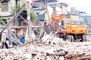 Lực lượng chức năng quận Cầu Giấy giải phóng mặt bằng dự án Đầu tư mở rộng đường Vành đai 3 (đoạn Mai Dịch - cầu Thăng Long). Ảnh: TRẦN HOÀNG