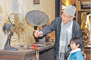  Du khách tham quan ngôi nhà di sản 87 Mã Mây (Hà Nội). Ảnh:MINH QUYẾT.