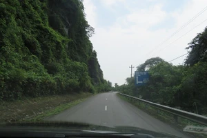 Đoạn đường 12A trên Đường Hồ Chí Minh. 