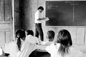 Thầy giáo Trần Văn Lực trong một giờ giảng.