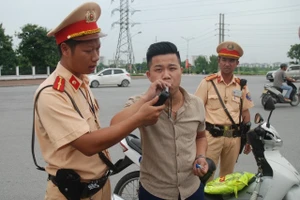 Đội CSGT số 5 (Công an TP Hà Nội) kiểm tra nồng độ cồn người tham gia giao thông trưa 18-8.