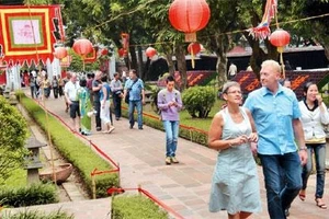 Du khách tham quan Văn Miếu.
