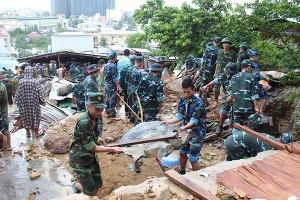 Bộ đội giúp dân khắc phục hậu quả sạt lở núi. Ảnh: THÀNH LONG