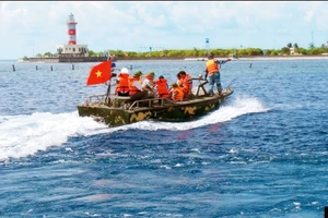 1. Xuồng CQ đưa đoàn công tác vào thăm đảo Nam Yết. 