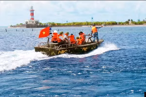 1. Xuồng CQ đưa đoàn công tác vào thăm đảo Nam Yết. 