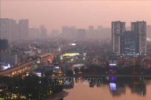 Chất lượng không khí ở Hà Nội tiếp tục xấu, nhất là buổi sáng sớm và chiều tối. Ảnh: TTXVN
