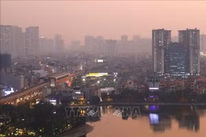 Chất lượng không khí ở Hà Nội tiếp tục xấu, nhất là buổi sáng sớm và chiều tối. Ảnh: TTXVN