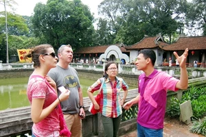 Các thành viên Hanoikids trong một chuyến dẫn khách tham quan Văn Miếu - Quốc Tử Giám.