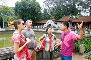 Các thành viên Hanoikids trong một chuyến dẫn khách tham quan Văn Miếu - Quốc Tử Giám.