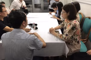 Bà Trần Thị Hồng Hạnh - Chủ tịch Hội đồng quản trị Trường quốc tế Gateway (áo hoa bên phải ảnh) trao đổi với gia đình học sinh