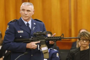 Cảnh sát New Zealand giới thiệu với các nghị sĩ AR-15, loại súng trường tương tự một trong những loại súng được dùng để giết hại 50 người tại hai nhà thờ Hồi giáo. (Ảnh: AP)