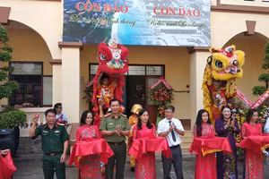 Cắt băng khai mạc triển lãm sáng 7-5.