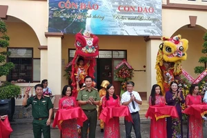 Cắt băng khai mạc triển lãm sáng 7-5.