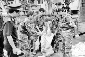 Lực lượng chức năng xử lý gia cầm nhập lậu.