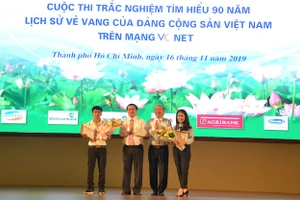 Trao giải nhất cho các thí sinh.