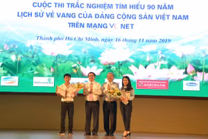 Trao giải nhất cho các thí sinh.