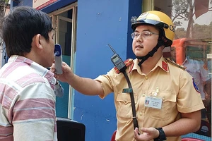Lực lượng chức năng kiểm tra nồng độ cồn, chất ma túy các tài xế tại tuyến phố trên địa bàn quận 1 (TP Hồ Chí Minh). Ảnh: CHÍ THẠCH