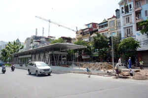 Thi công khu vực nhà chờ xe buýt nhanh trên đường Giảng Võ (Hà Nội).          Ảnh: DUY LINH