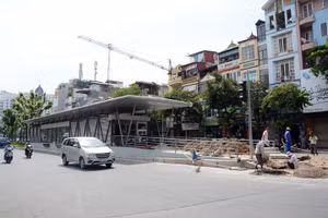 Thi công khu vực nhà chờ xe buýt nhanh trên đường Giảng Võ (Hà Nội).          Ảnh: DUY LINH