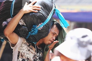 Tiết trời oi bức khiến công việc của nhiều người lao động thêm vất vả. Ảnh: KHIẾU MINH